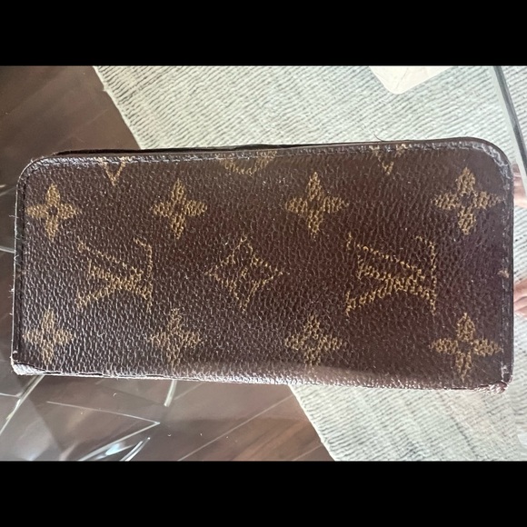 Louis Vuitton iPhone 8 and IPhone SE folio case - Picture 2 of 13